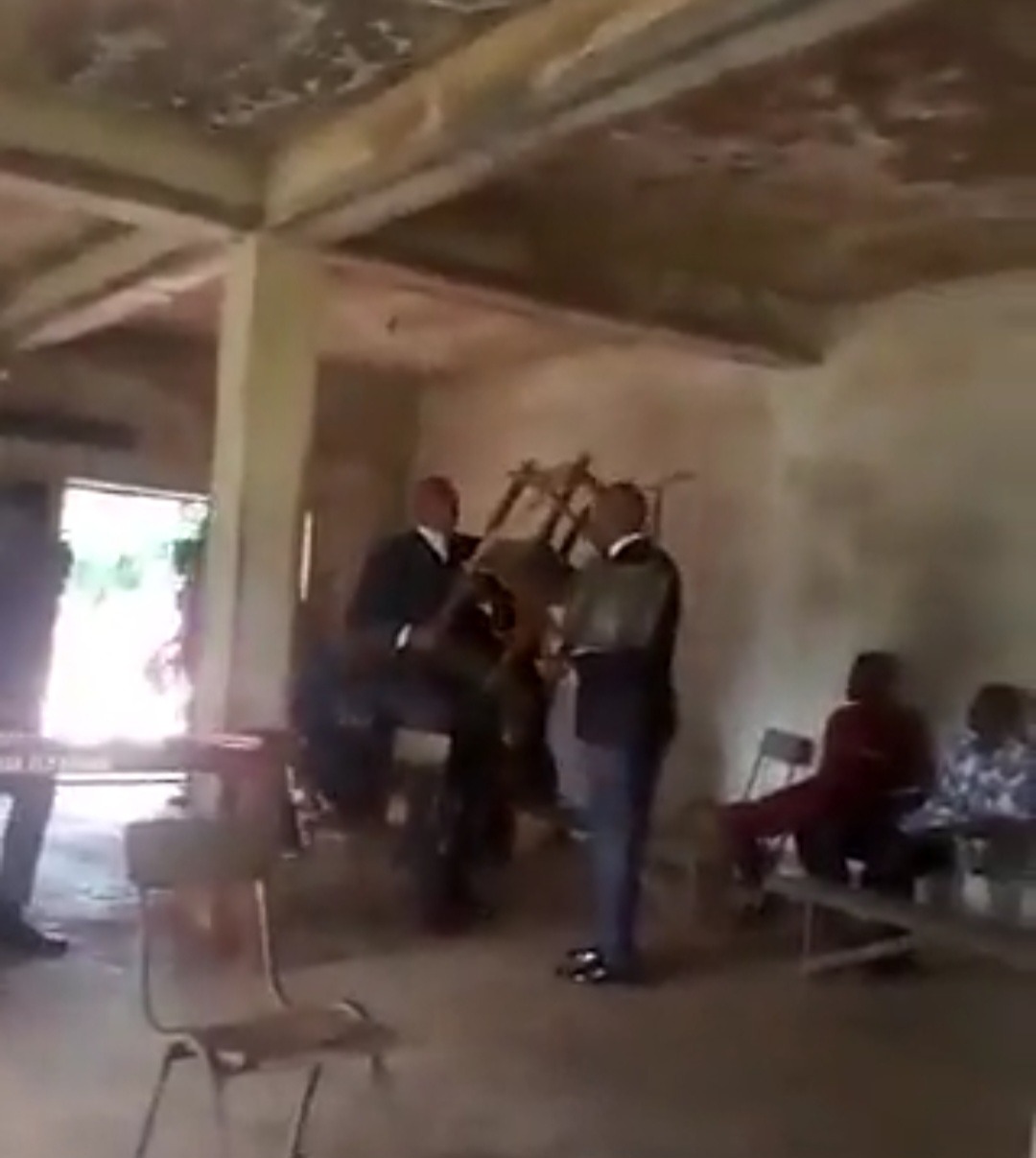 [WATCH] Trending Video Of Two Lawyers Nearly Coming To Blows In Enugu Courtroom